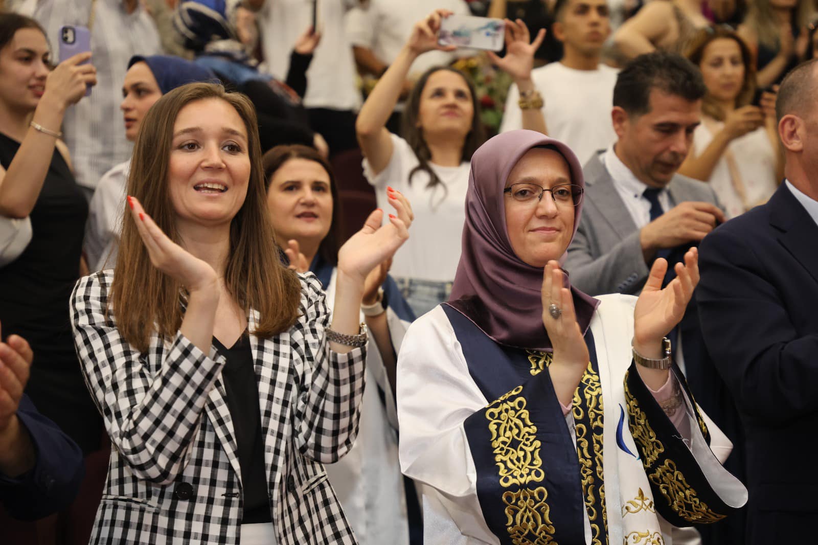 CBÜ mezuniyet töreninde heyecan ve gurur bir arada