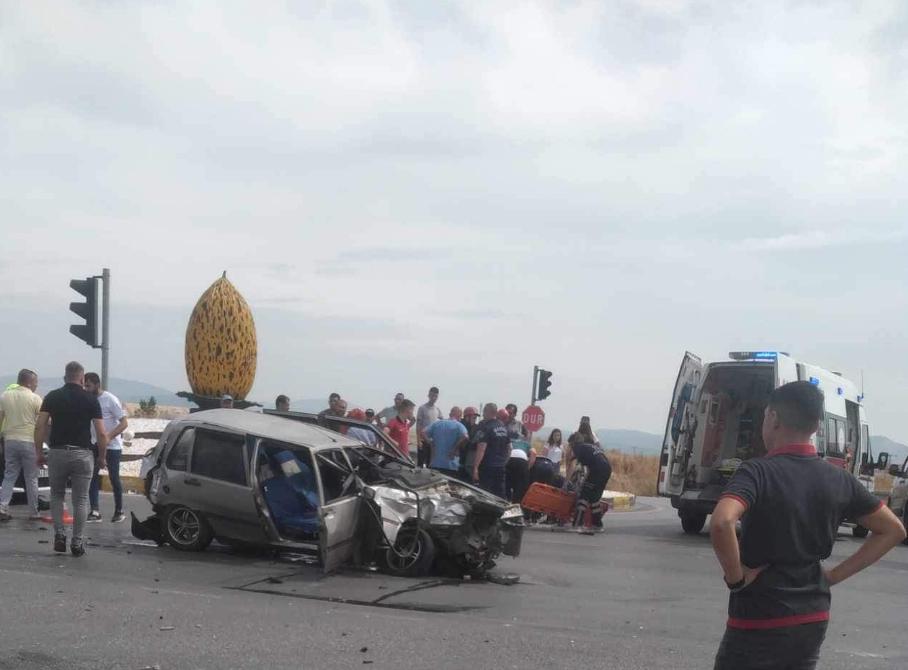 Manisa'da 2 otomobilin çarpışması sonucu 2 kişi yaralandı