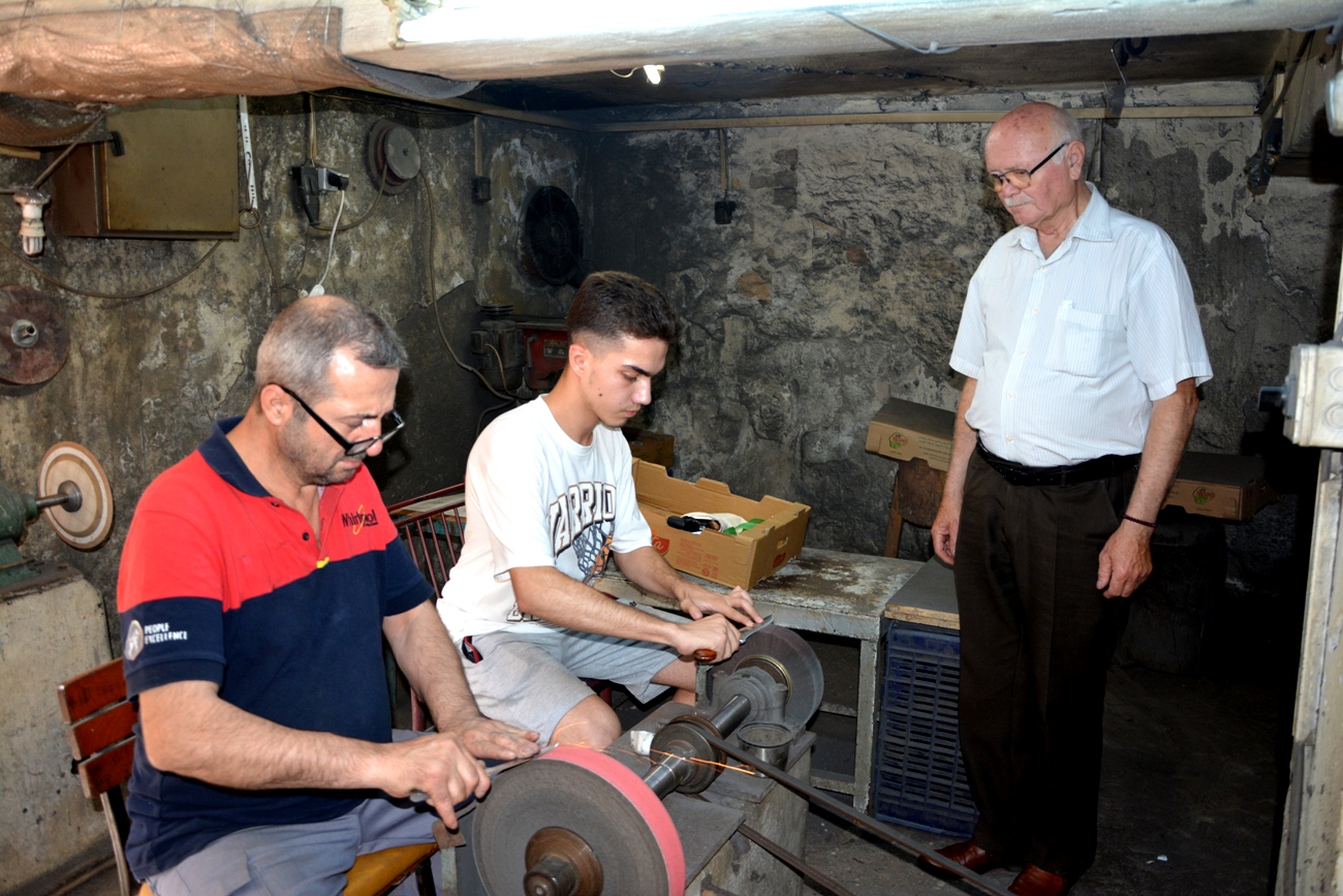 Manisa’da Kurban Bayramına sayılı günler kala bıçak bilemecilerde yoğunluk arttı