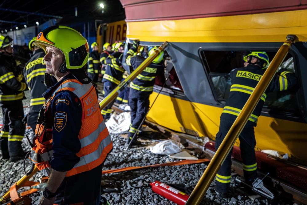 Korkunç kaza: İki tren kafa kafaya çarpıştı!
