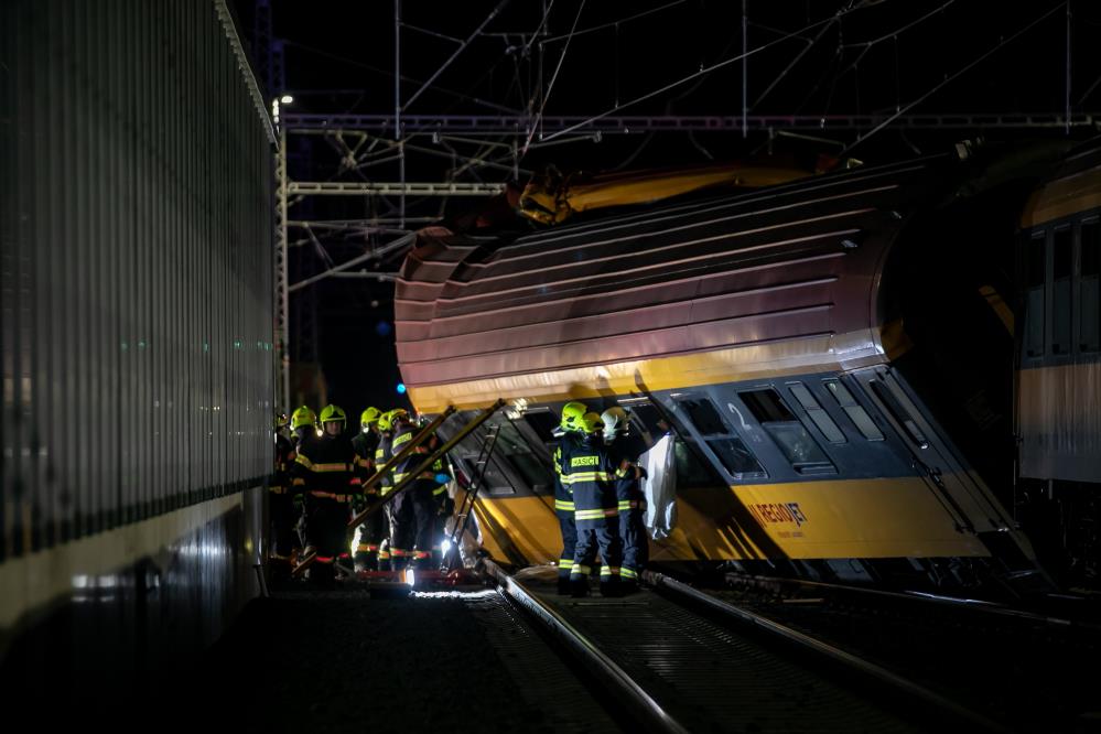 Korkunç kaza: İki tren kafa kafaya çarpıştı!-1