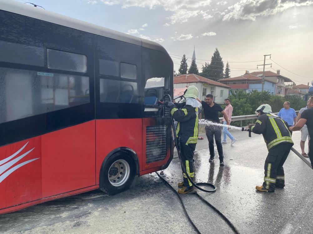 A W221721 Manisa'da seyir halindeki halk otobüsü alev aldı!