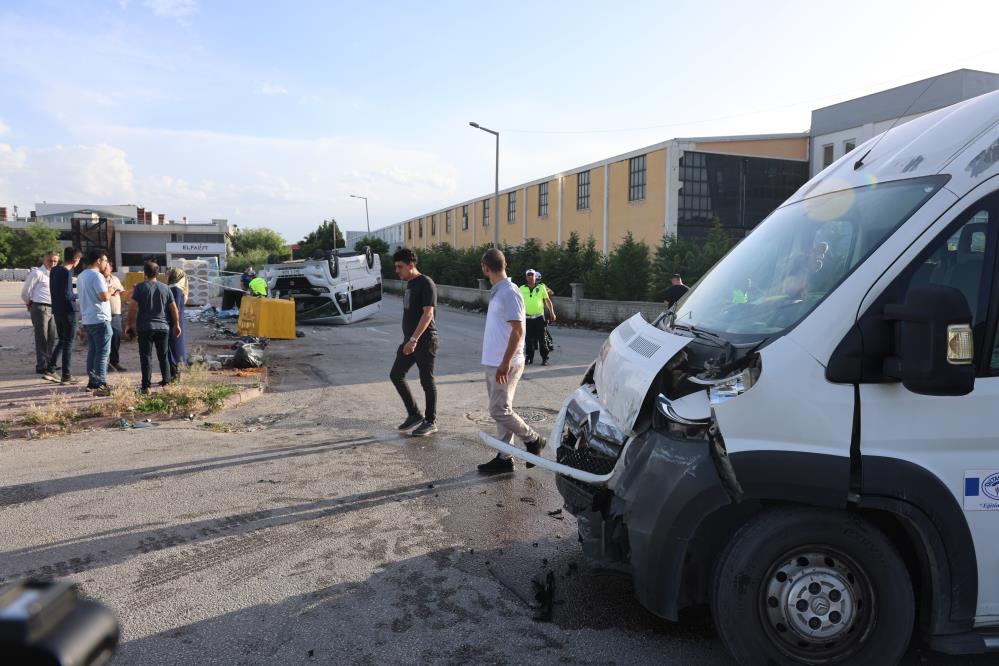 2 servis minibüsünün çarpışması sonucu 7 kişi yaralandı-1