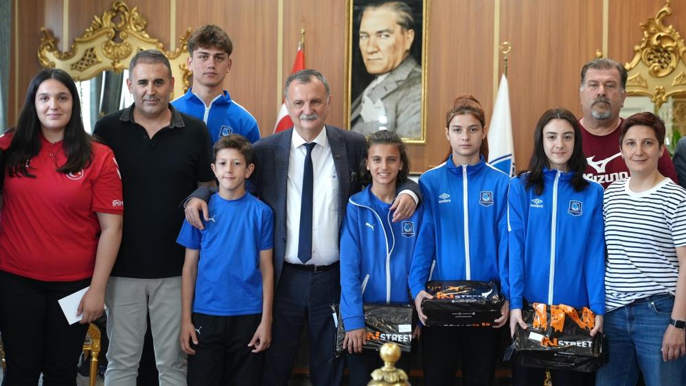 Başkan Balaban Şampiyon Sporcuları Ödüllendirdi-1