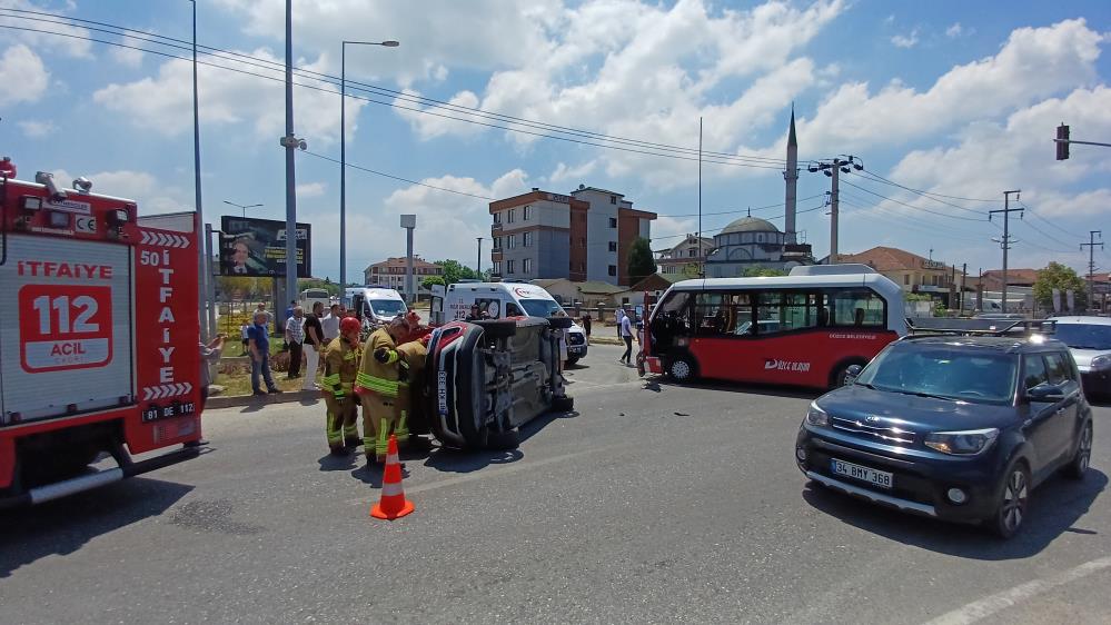 Özel halk otobüsü ile otomobil çarpıştı, 5 yaralı