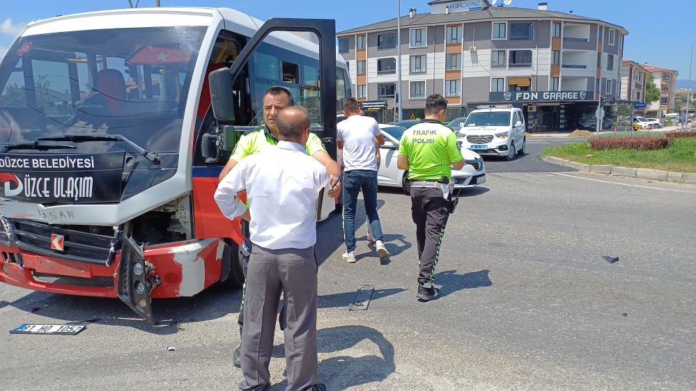 Özel halk otobüsü ile otomobil çarpıştı, 5 yaralı