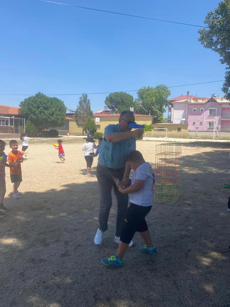 Sarıgöl'de sıcaktan bunalan öğrenciler su tabancalarıyla serinledi