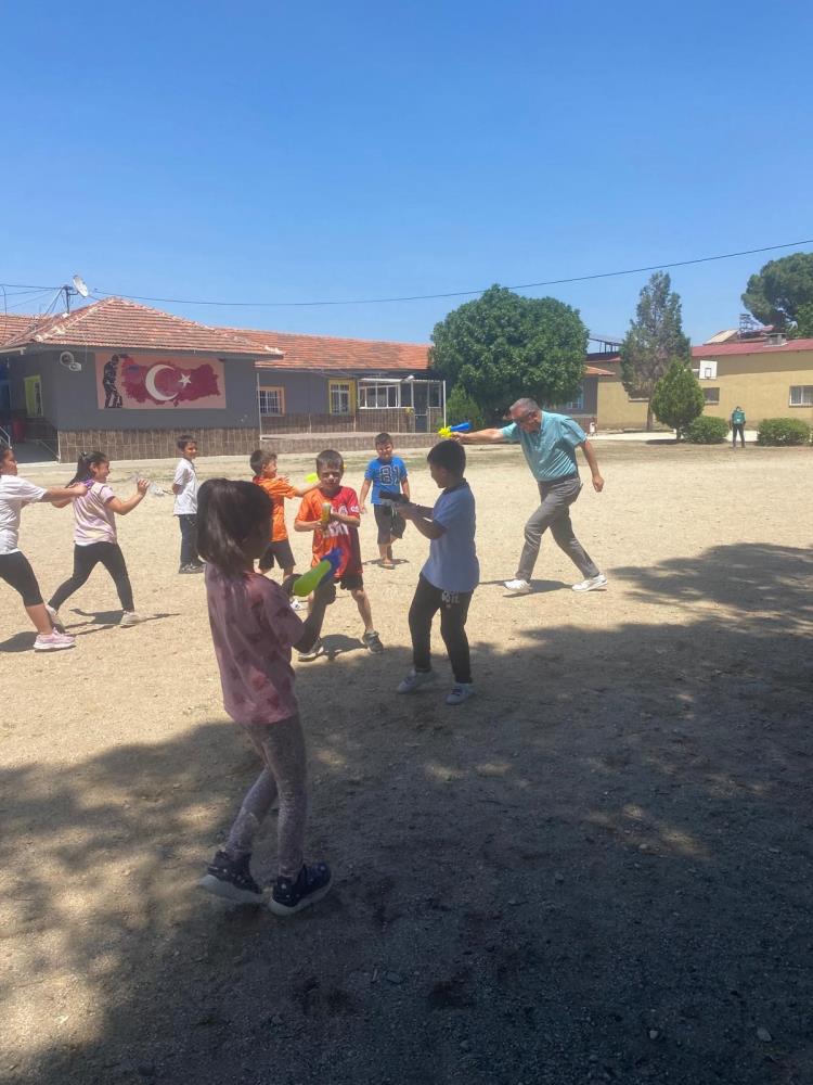 Sarıgöl'de sıcaktan bunalan öğrenciler su tabancalarıyla serinledi