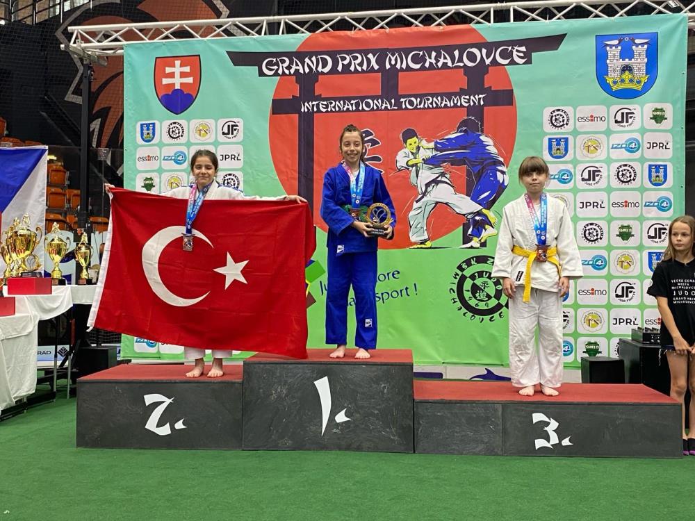 Manisa BBSK judo takımından büyük başarı