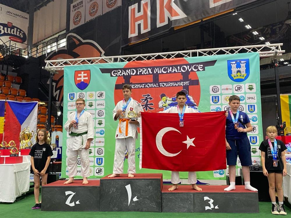 Manisa BBSK judo takımından büyük başarı