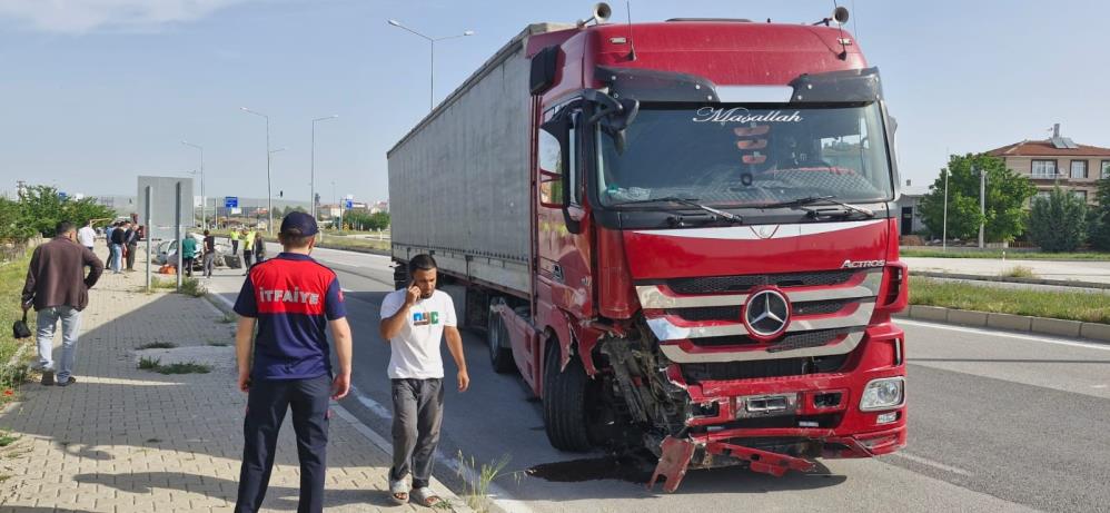 Otomobil, tır ve hafif ticari aracın çarpışması sonucu 5 kişi yaralandı!-1