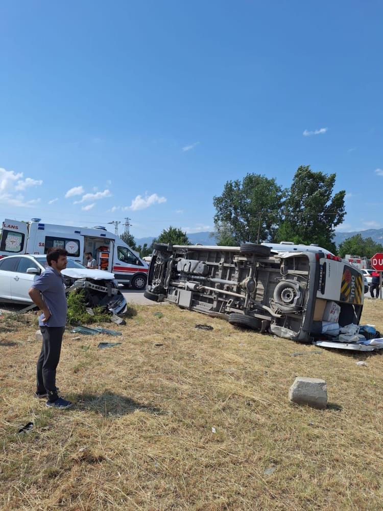 Bayram arefesinde feci kaza: 3'ü ağır 18 yaralı