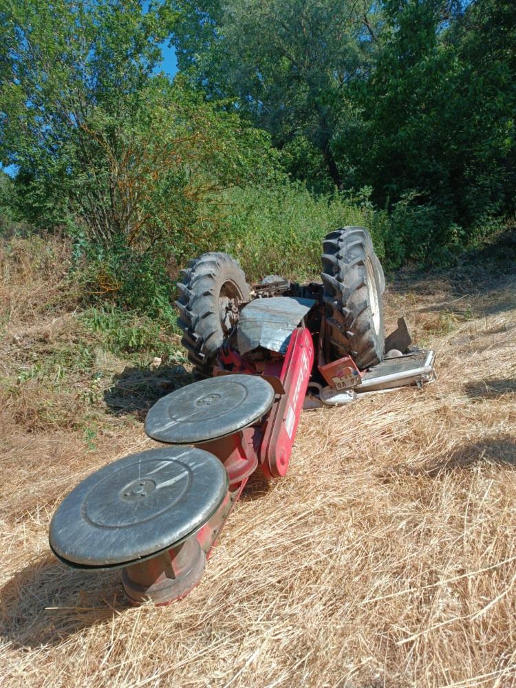 Traktör şarampole uçtu: 1 ölü