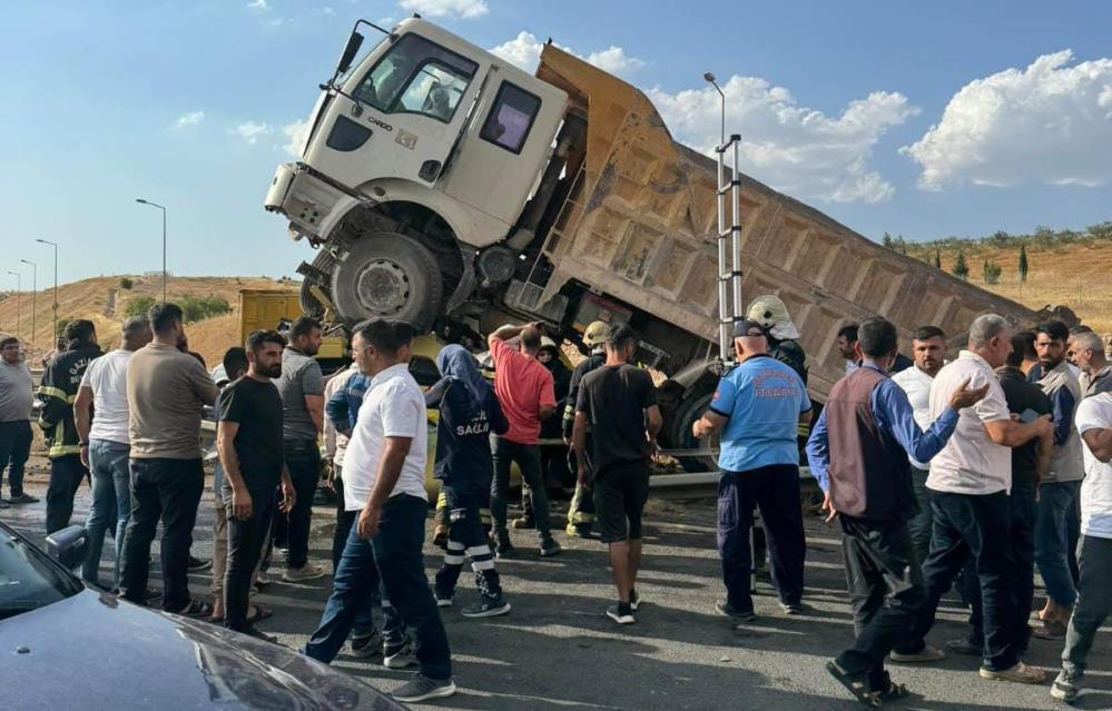 Kamyon ve tır çarpıştı: 1 ölü 2 yaralı