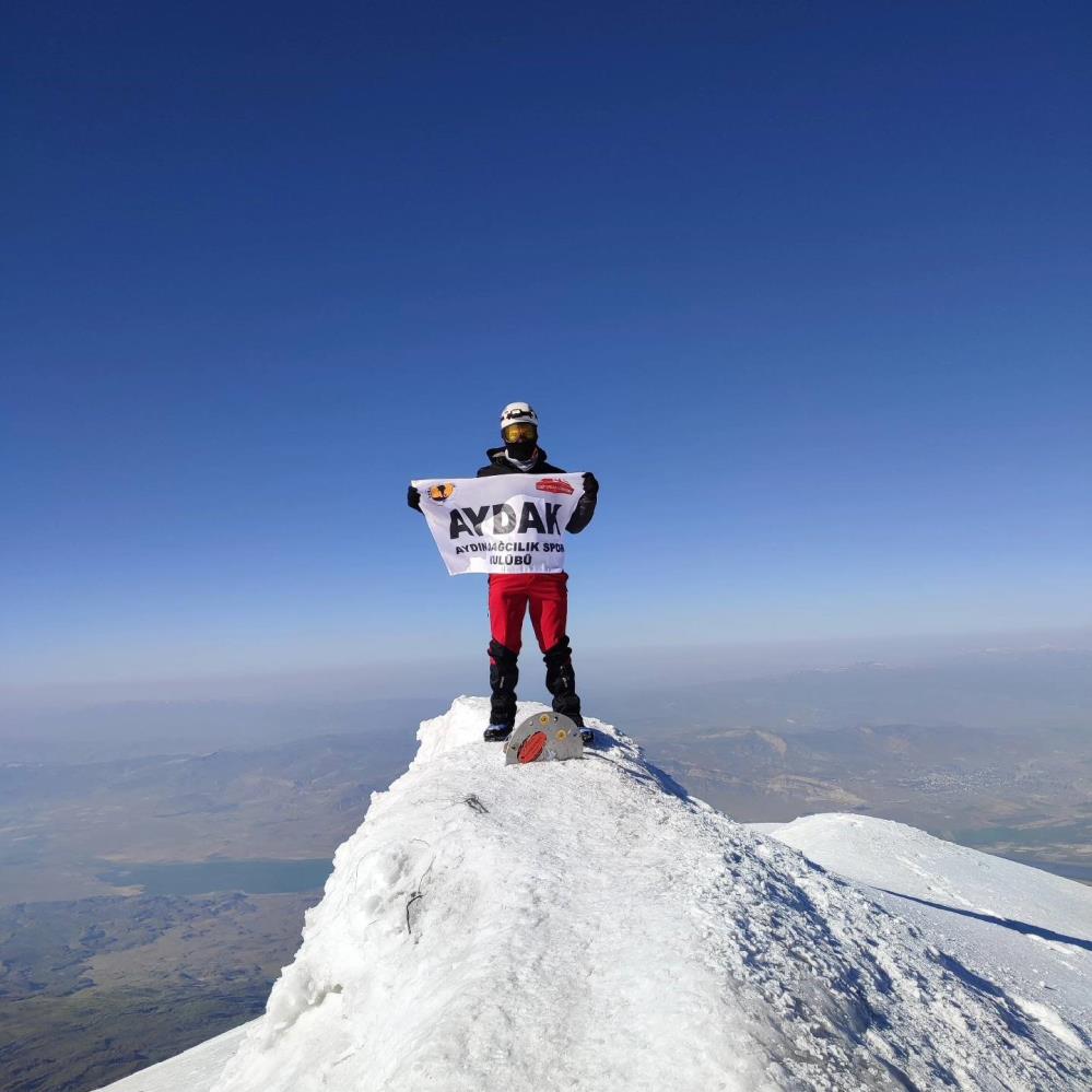 Egeli dağcı Türkiye'nin çatısına tırmandı