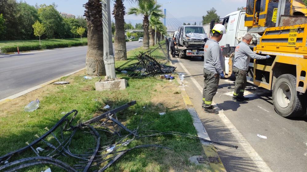 Hafif ticari araç kaza yaptı: 1'i ağır 7 yaralı