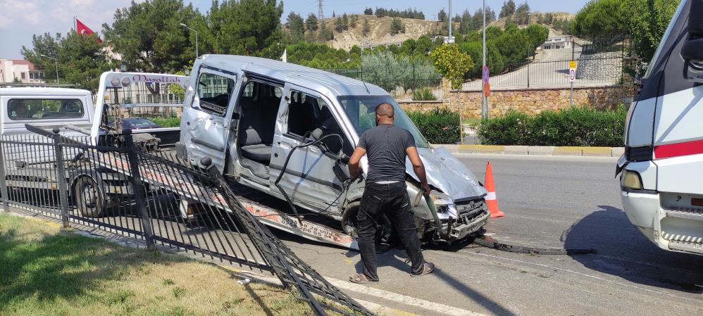 Hafif ticari araç kaza yaptı: 1'i ağır 7 yaralı