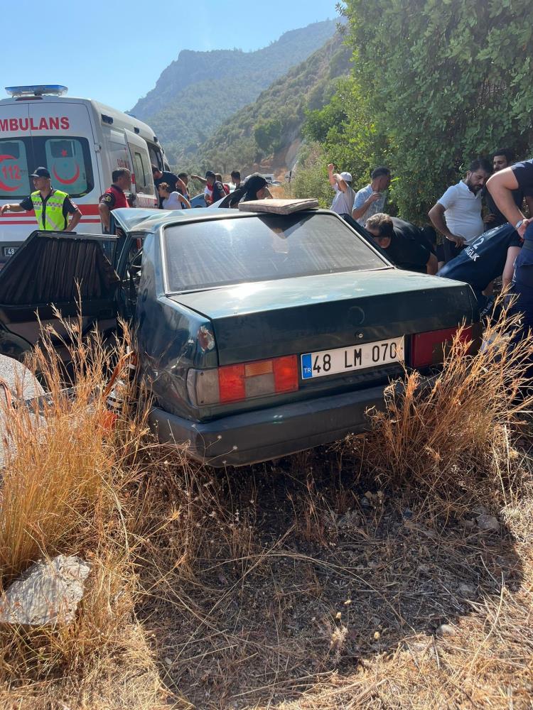 Milas'ta çift taraflı kaza: 1 ölü, 5 yaralı