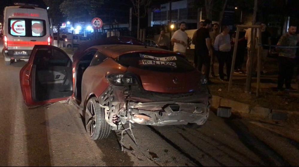 Yarış halindeki otomobiller kazaya karıştı: 1 ölü, 2 yaralı