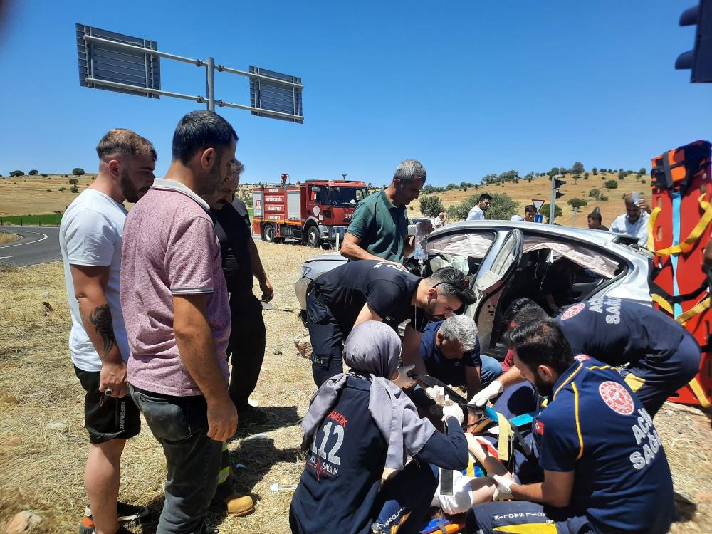 Tır ile otomobil çarpıştı: 1'i ağır 5 yaralı