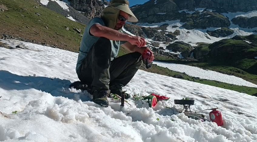 Türkiye yanarken o kara pekmez döküp yedi-1