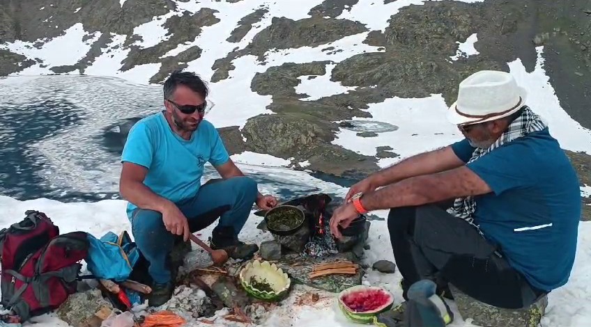 Türkiye yanarken o kara pekmez döküp yedi