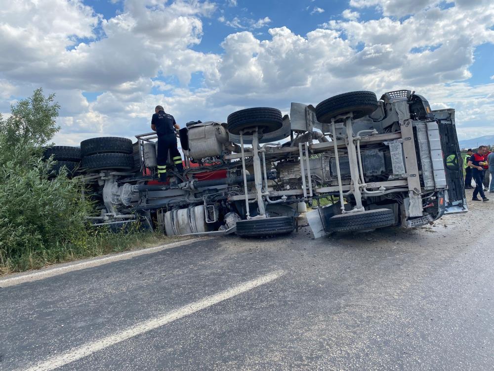 Beton mikseri devrildi: 1 yaralı!-1