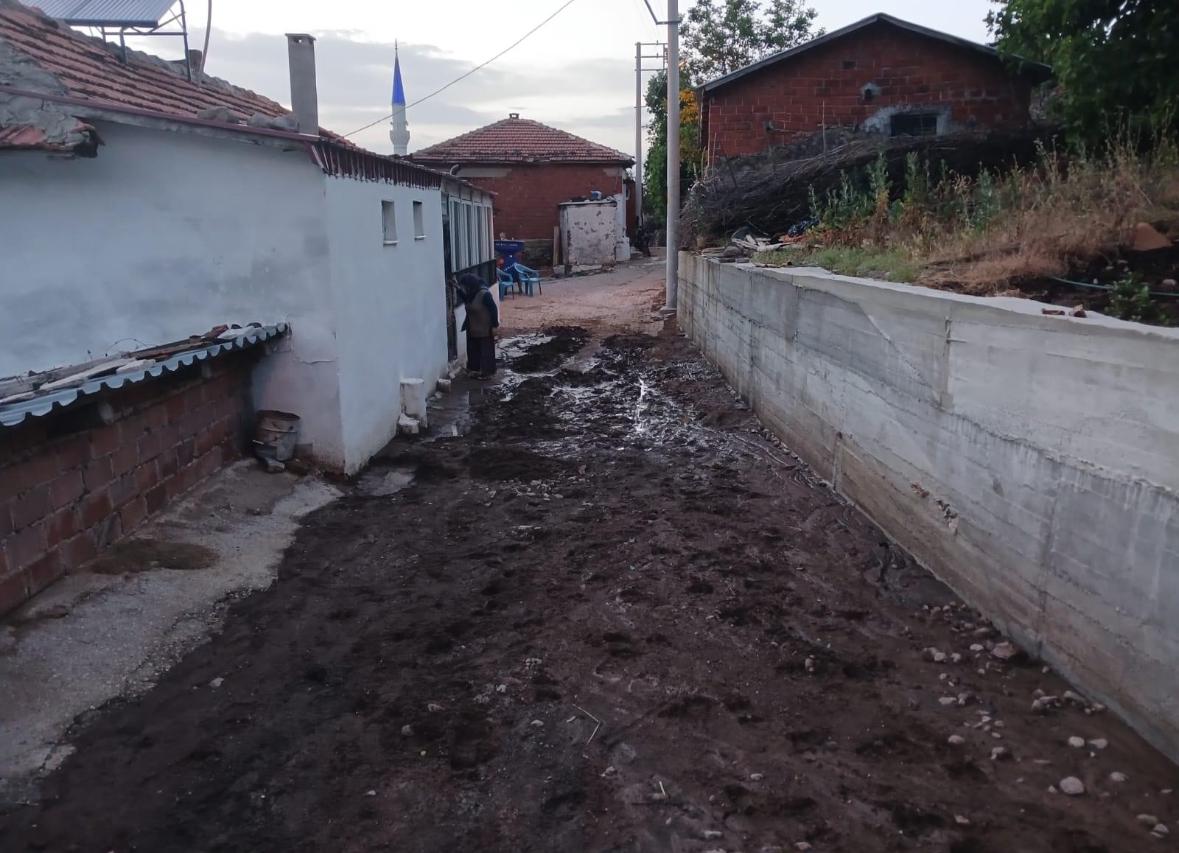 Kırkağaç Belediye Başkanı Dönmez Hacet Mahallesi'nde sel yolu açma çalışmalarını inceledi-1