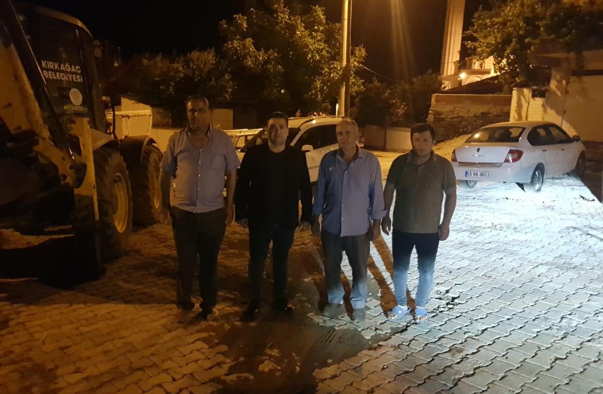 Kırkağaç Belediye Başkanı Dönmez Hacet Mahallesi'nde sel yolu açma çalışmalarını inceledi