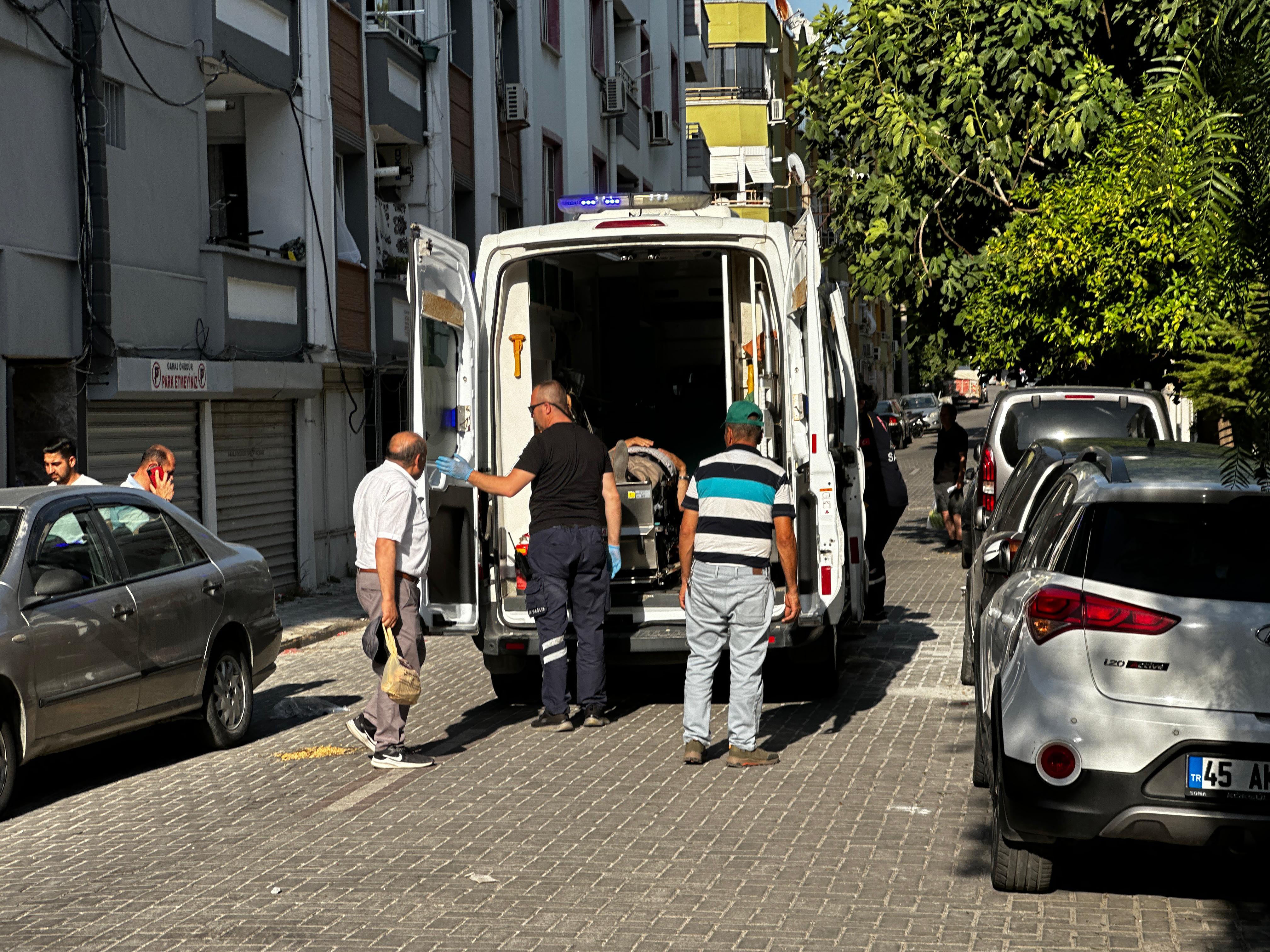 Akhisar'da otomobilin çarptığı yaşlı kadın yaralandı