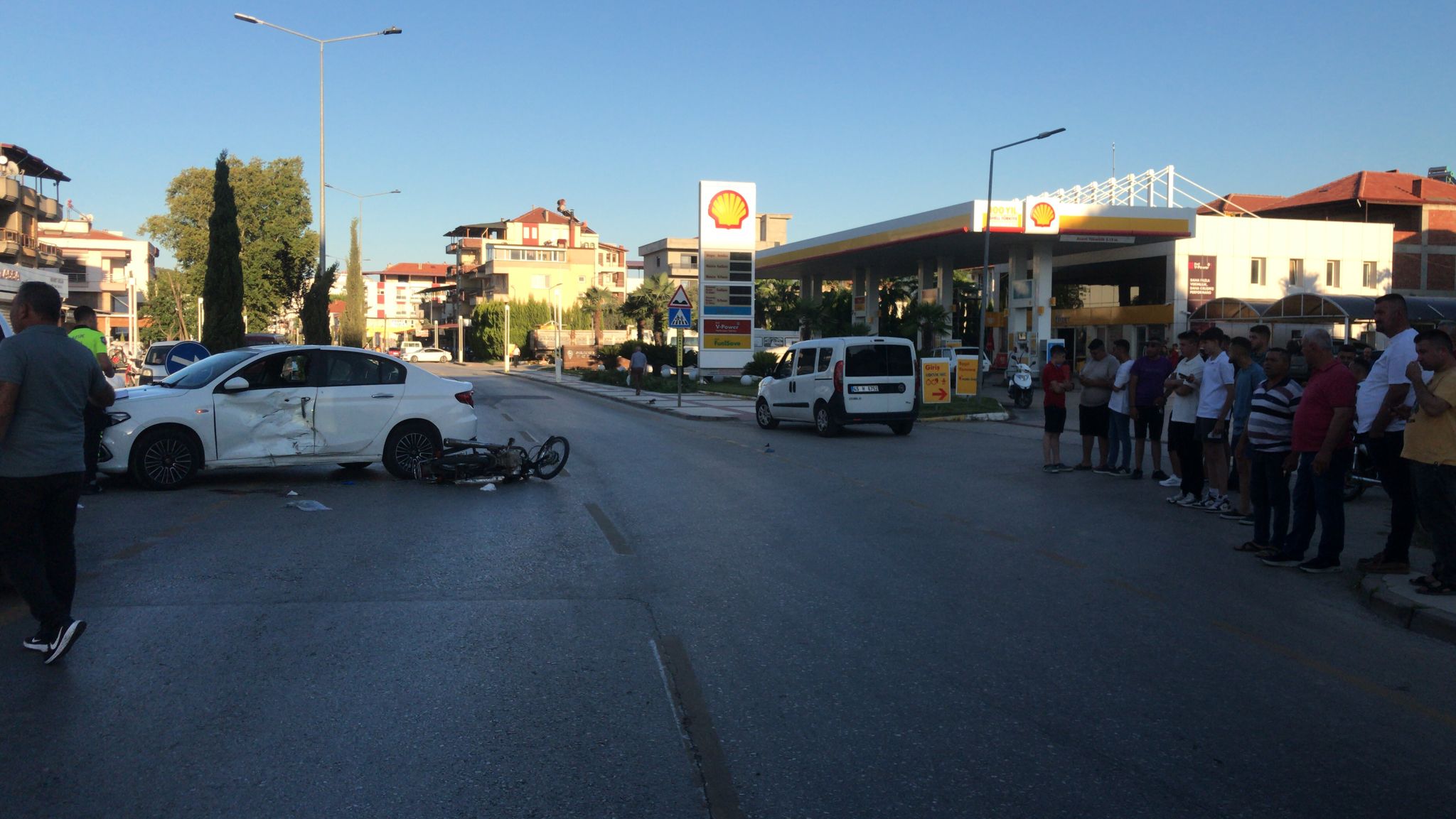 Sarıgöl de feci kaza otomobil ile motosiklet çarpıştı  2 yaralı