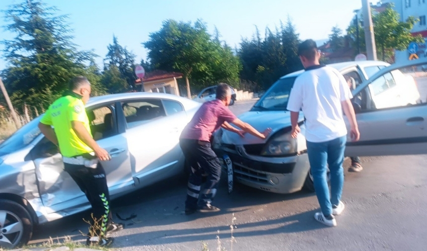 Kavşakta Trafik Kazası 6 Yaralı! (1)