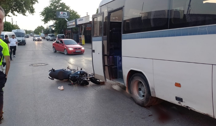 Manisa'da Feci Kaza! Midibüsün Altına Giren Motosikletteki 1 Kişi Öldü 1 Kişi Yaralandı 33