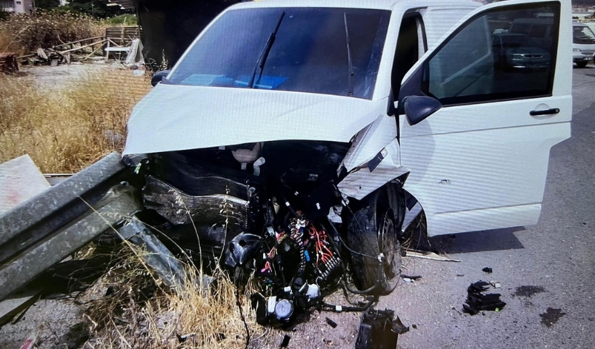 Manisa'da Iki Otomobil Kafa Kafaya Çarpıştı (1)