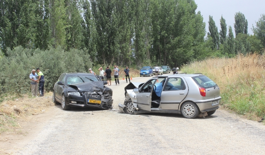 Salihli'de Feci Trafik Kazası 2 Ölü, 2 Yaralı! (2)