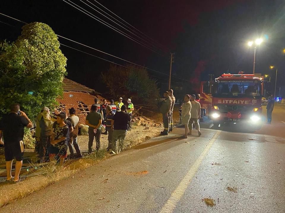 Denizli'de otomobil kazası: 2 yaralı-11