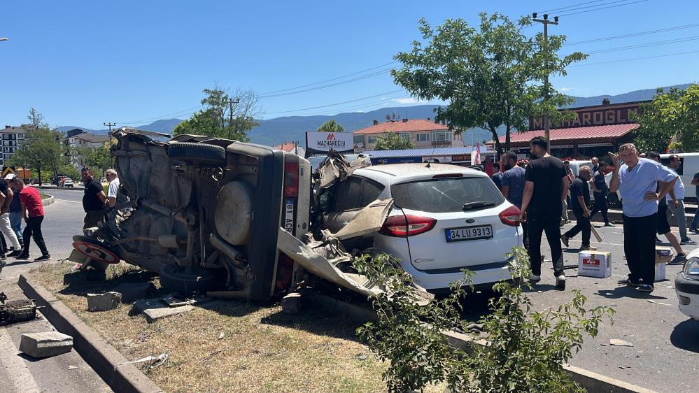 Tofaş ortadan ikiye bölündü! 2 ölü 3 yaralı