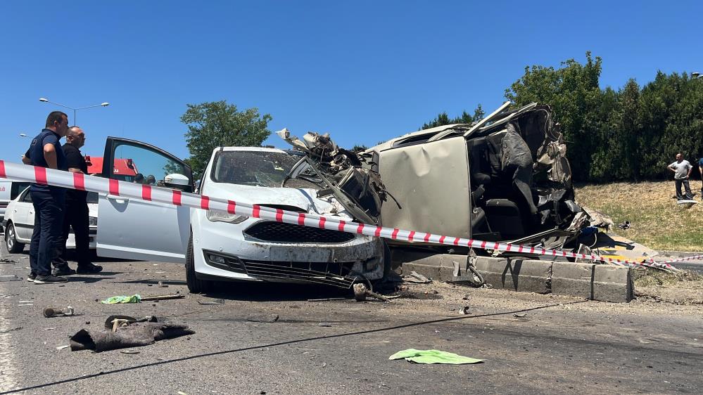 Tofaş ortadan ikiye bölündü! 2 ölü 3 yaralı