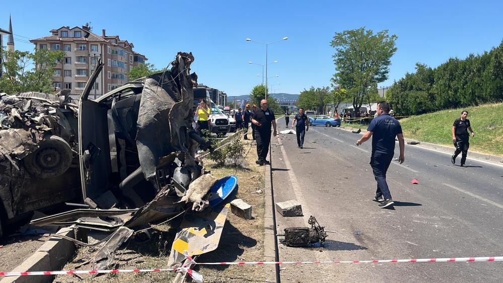 Tofaş ortadan ikiye bölündü! 2 ölü 3 yaralı