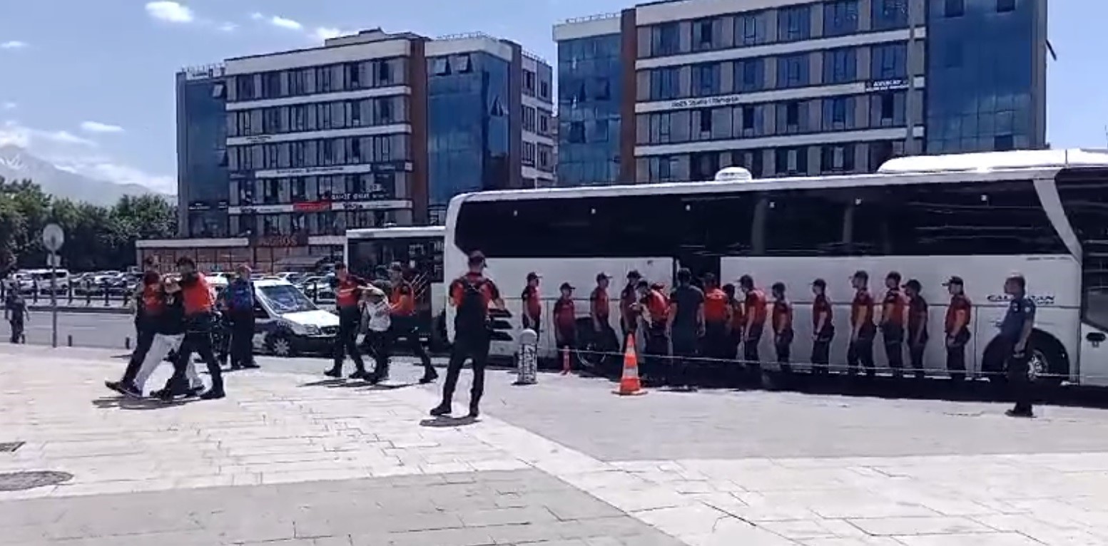 Toplumsal Olaylarda 21 Polis Ve 1 Itfaiye Personeli Yaralandı!-1