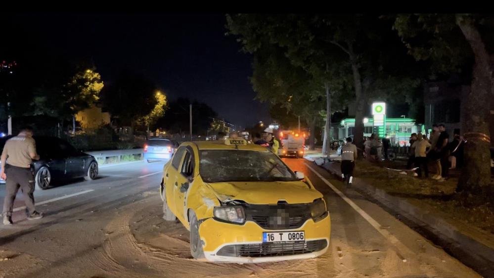 Makas atan araç taksiye çarpıp takla attı: 1'i ağır 3 yaralı-1