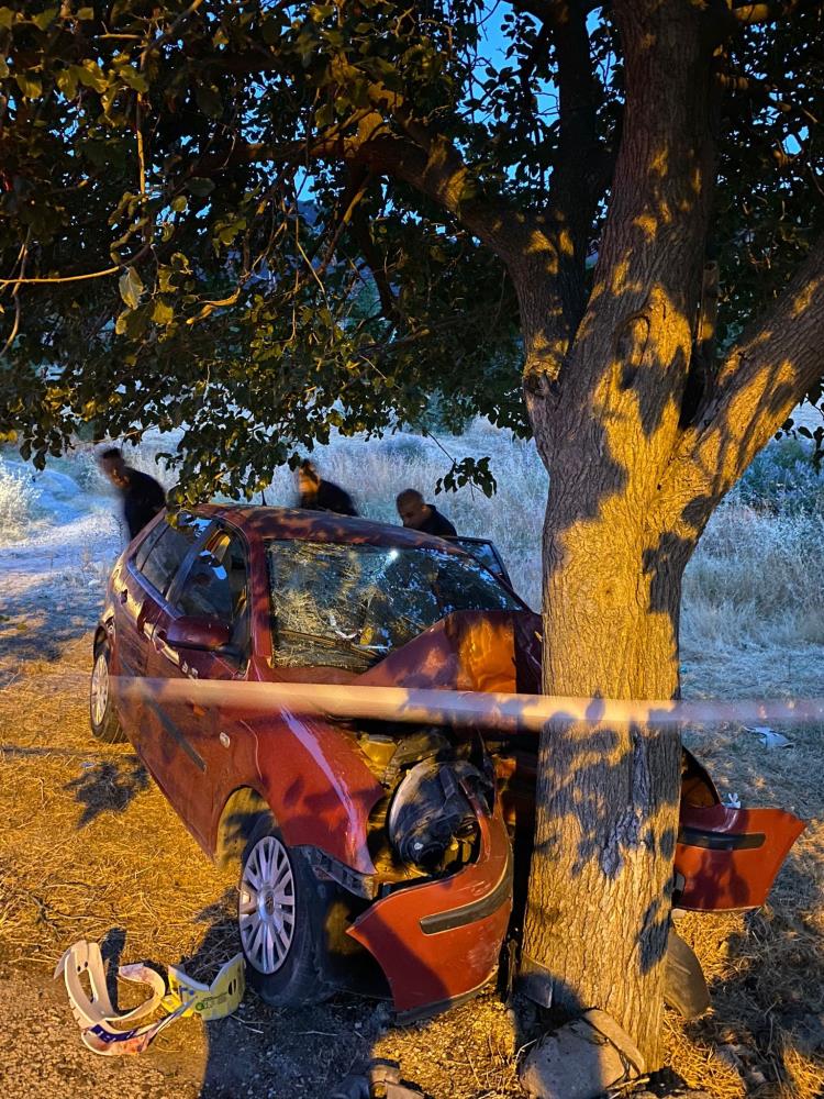 Kontrolden çıkan araç ağaca çarptı: 2 ölü 6 yaralı