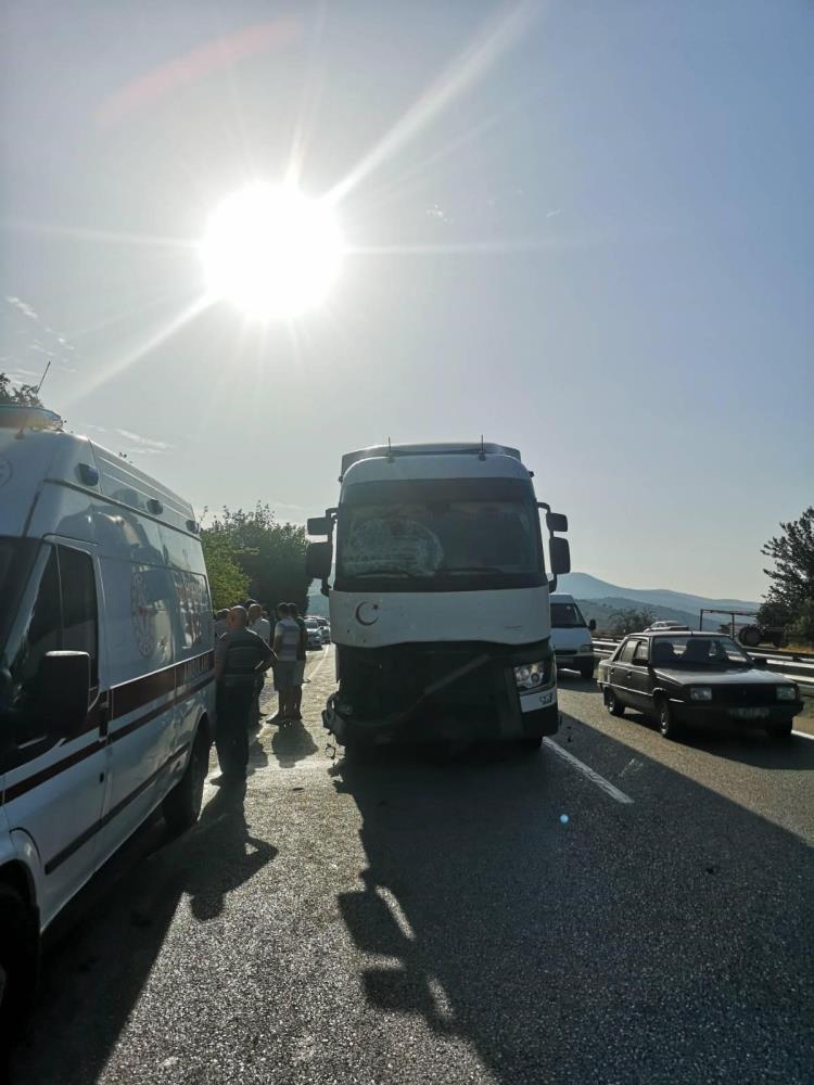 Salihli'de tır ile traktör çarpıştı:1 ölü