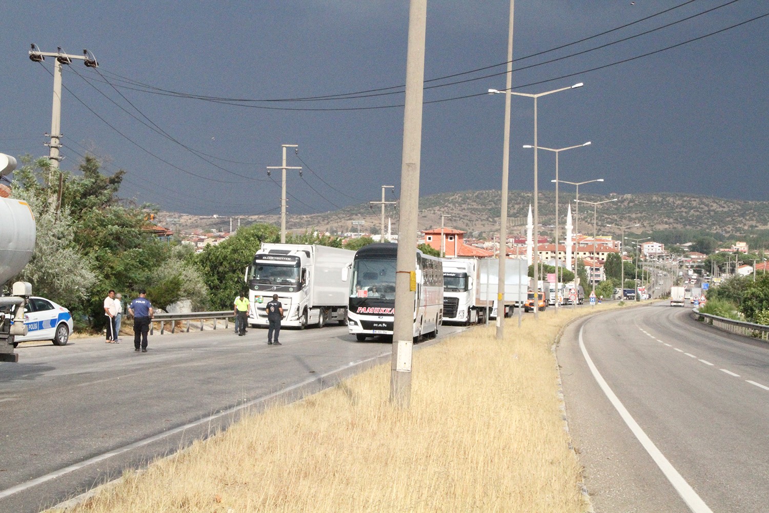 Manisa'da kaygan yolda tır karşı şeride geçti-33