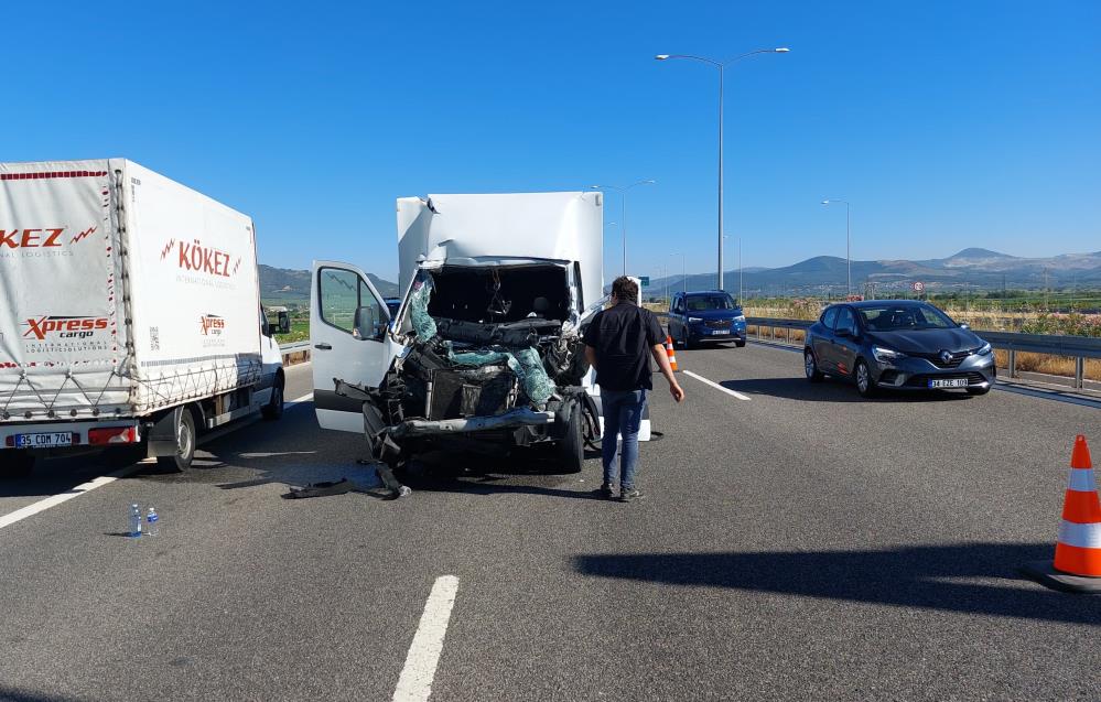 Manisa'da kamyonet tıra çarptı: 1 yaralı