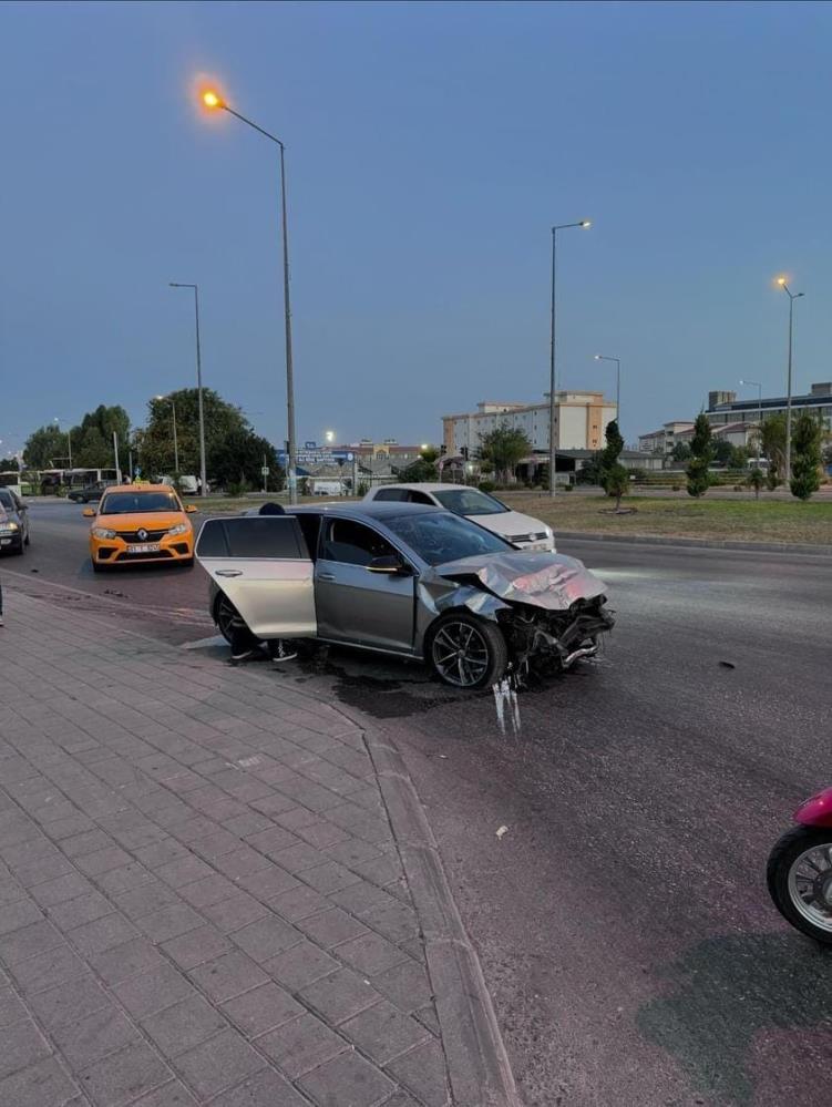 İki otomobil kavşakta çarpıştı: 1 ölü 1 yaralı