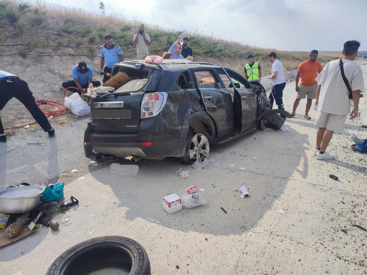 Bariyerlere çarpan otomobilde 1 kişi hayatını kaybetti-11