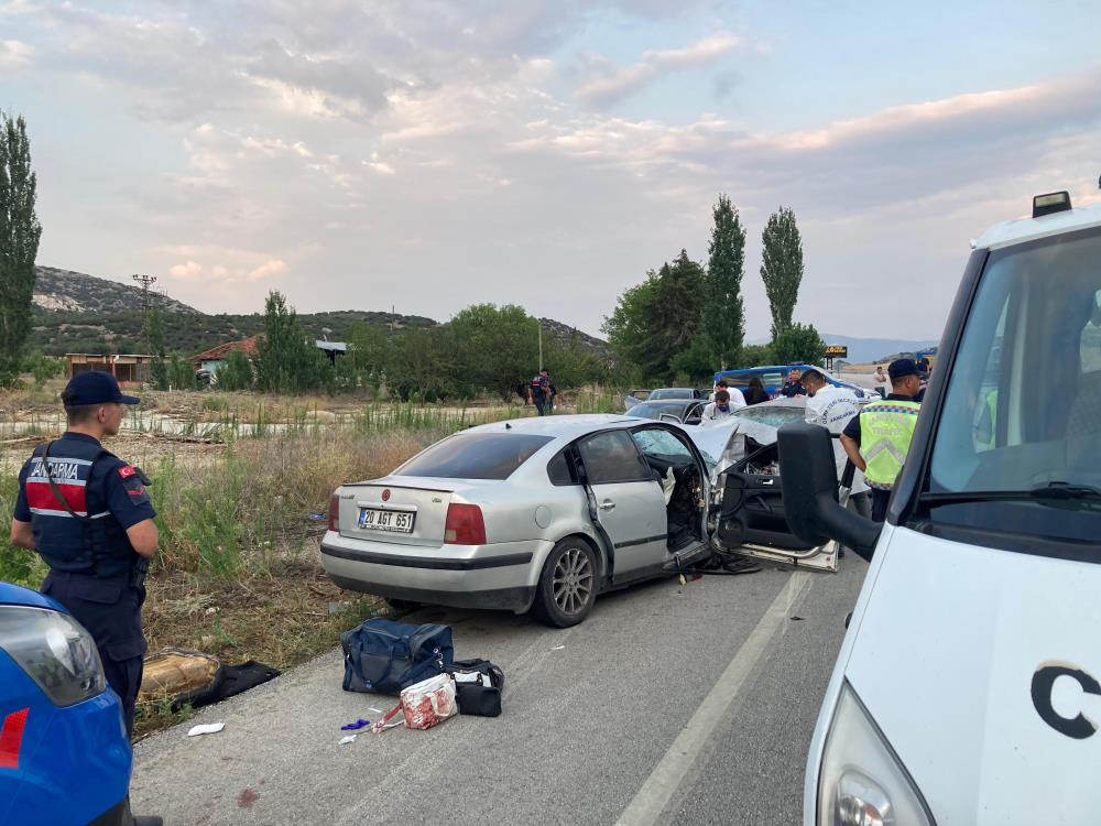 İki otomobil kafa kafaya çarpıştı: 1 ölü 9 yaralı-1