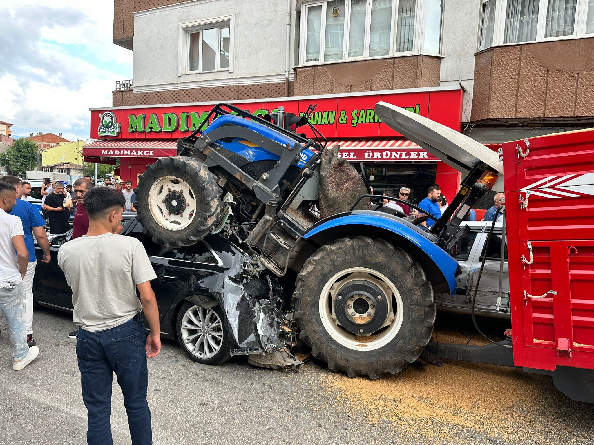 Traktör otomobilin üstüne çıktı ve durdu-11