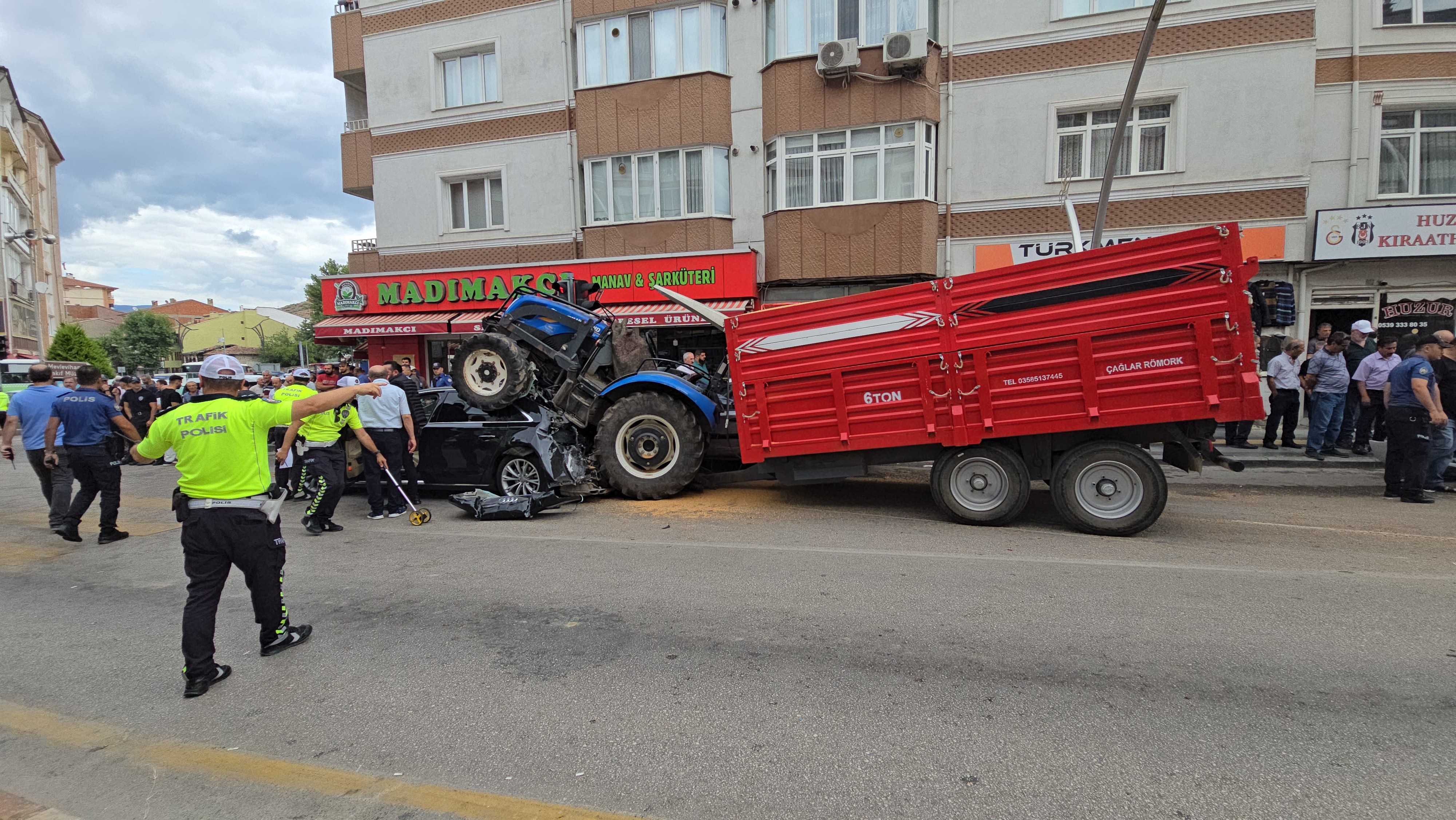 Traktör otomobilin üstüne çıktı ve durdu-22